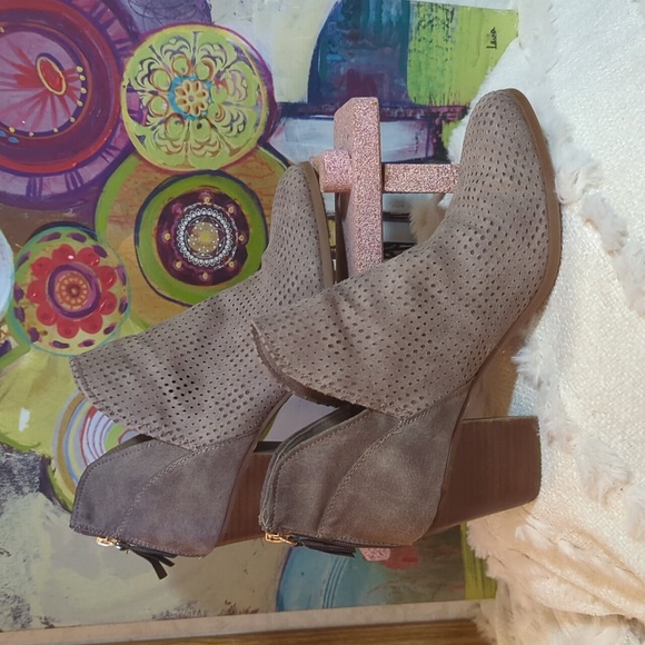 Fergulicious SZ 9.5 Bonus Suede Heeled Booties, Brown Almond - Back Zip - Picture 4 of 10